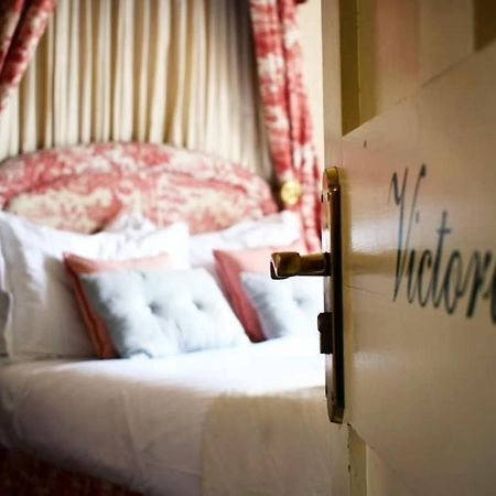 윈저 게스트하우스 바스 외부 사진 A room at the Victoria