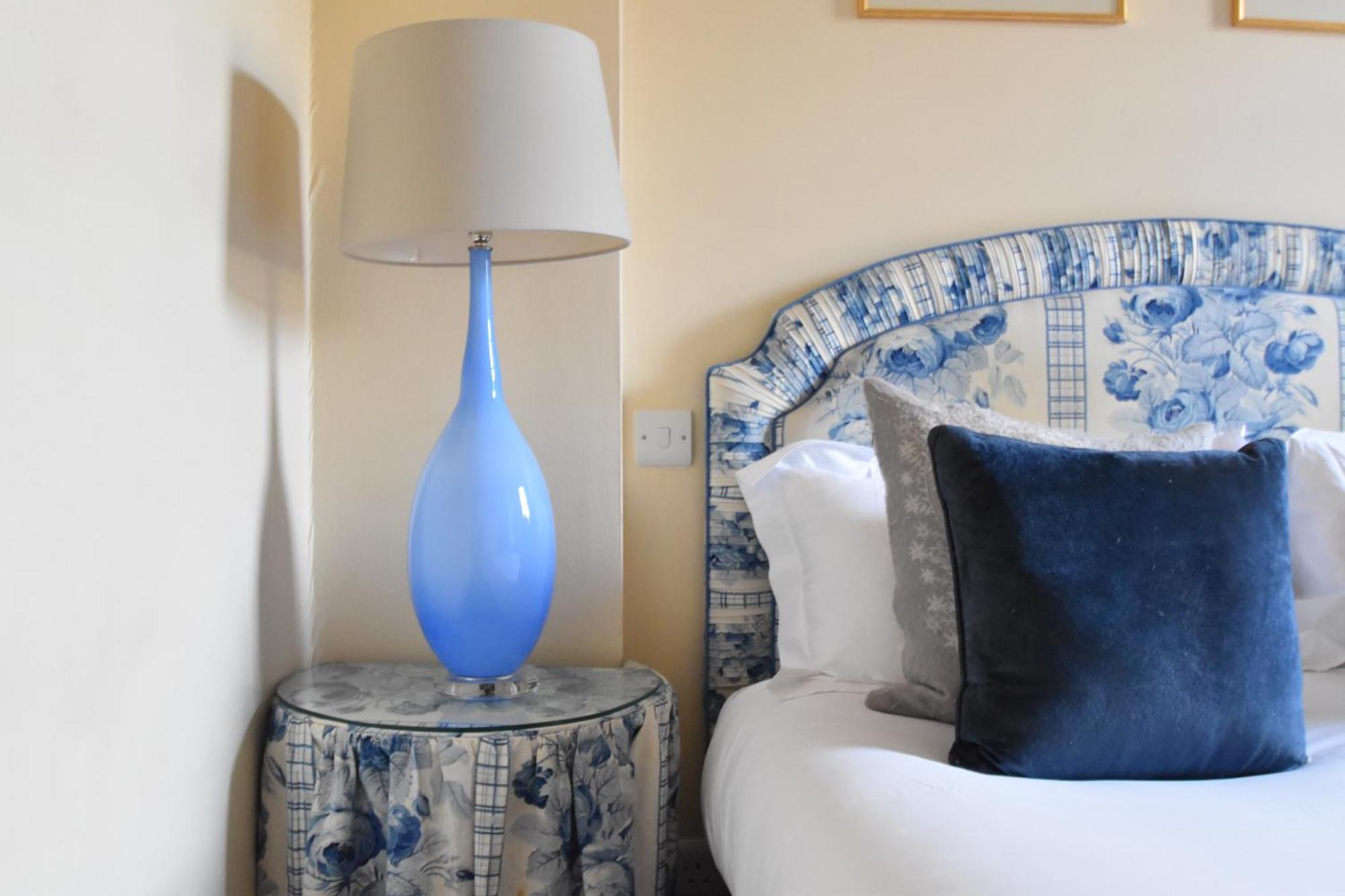 윈저 게스트하우스 바스 객실 사진 A blue glass lamp
