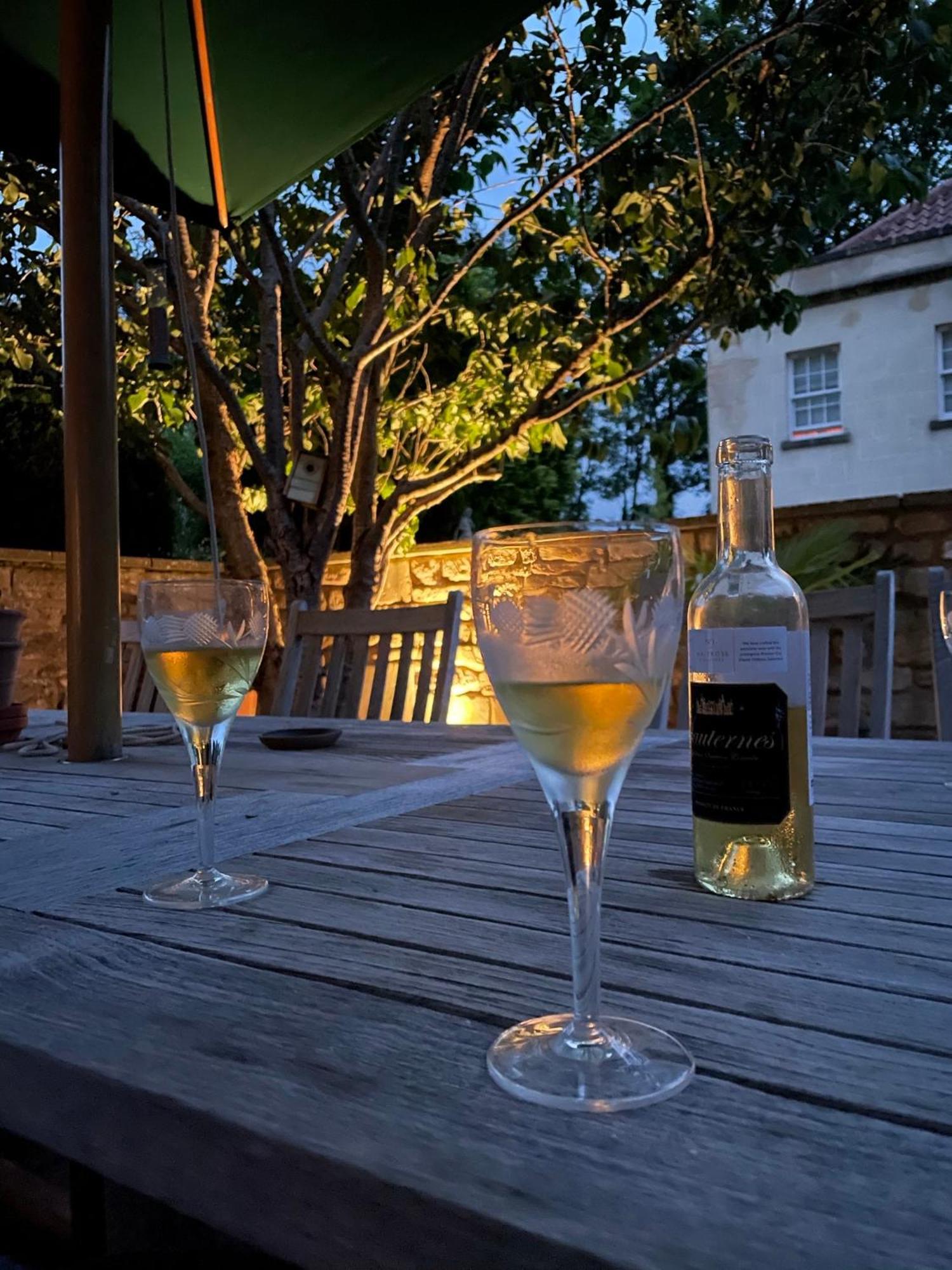 윈저 게스트하우스 바스 객실 사진 A glass of wine