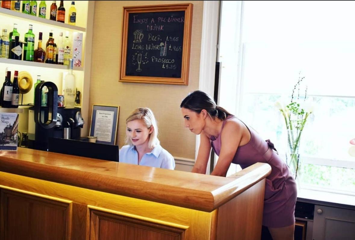 윈저 게스트하우스 바스 외부 사진 A hotel receptionist