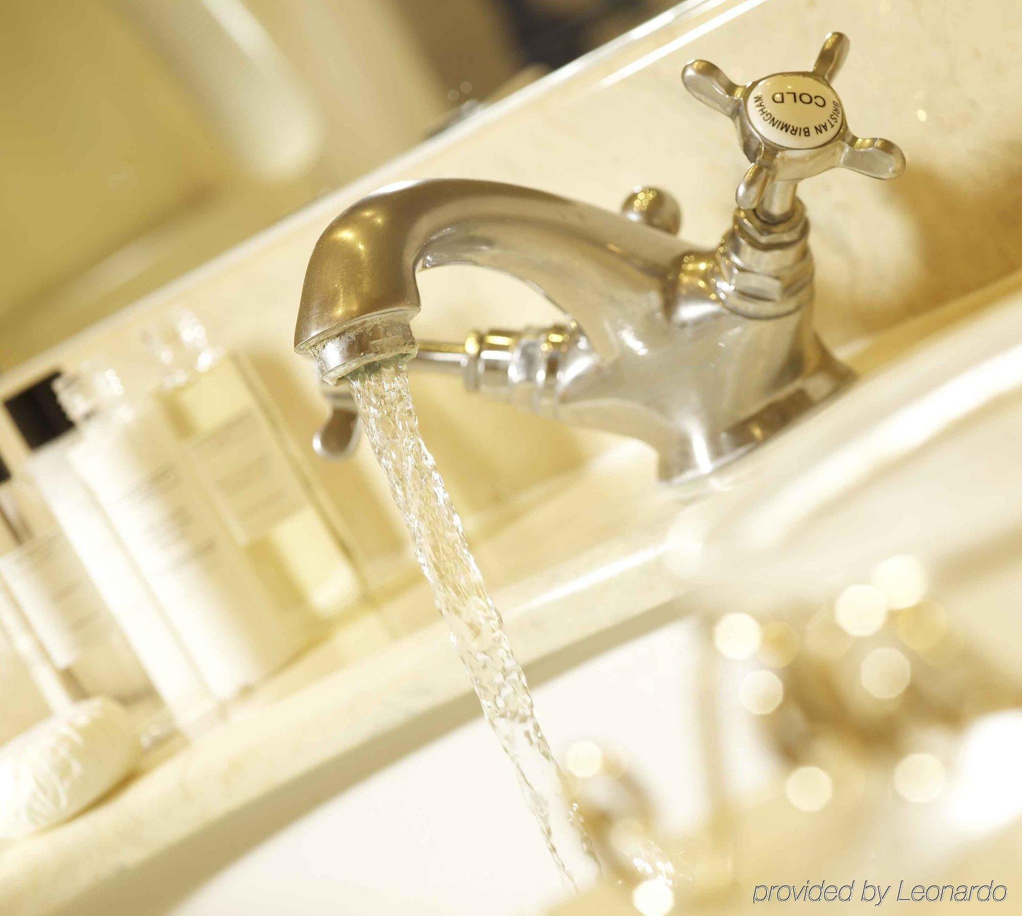 윈저 게스트하우스 바스 외부 사진 A kitchen tap